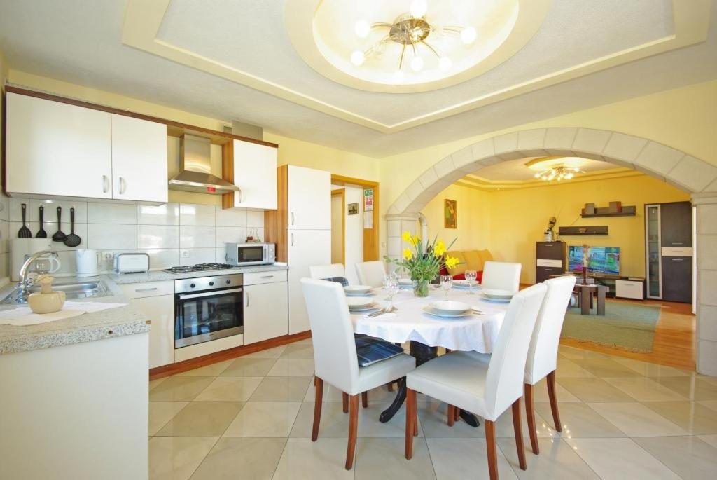 Apartments Villa Rose Sumartin Bagian luar foto