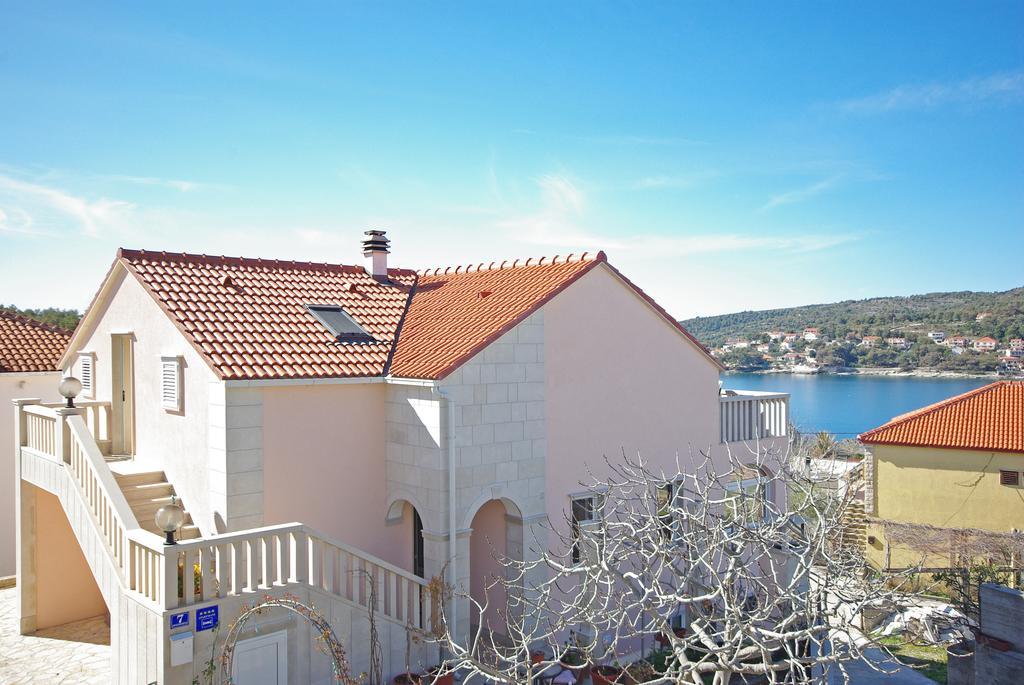 Apartments Villa Rose Sumartin Bagian luar foto